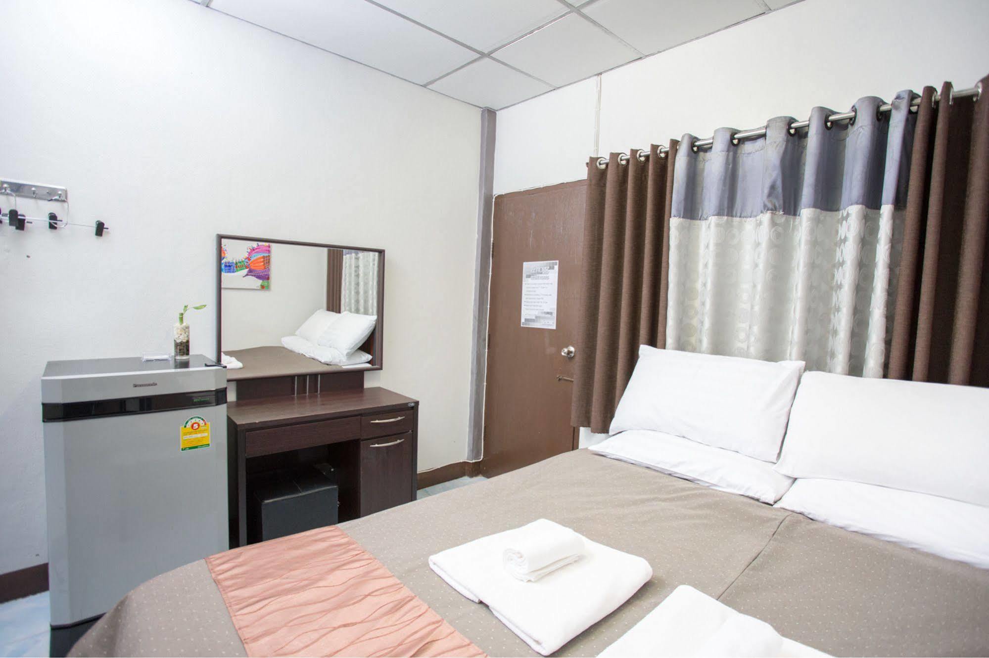 Zzhouse Hotel Chiang Mai Bagian luar foto