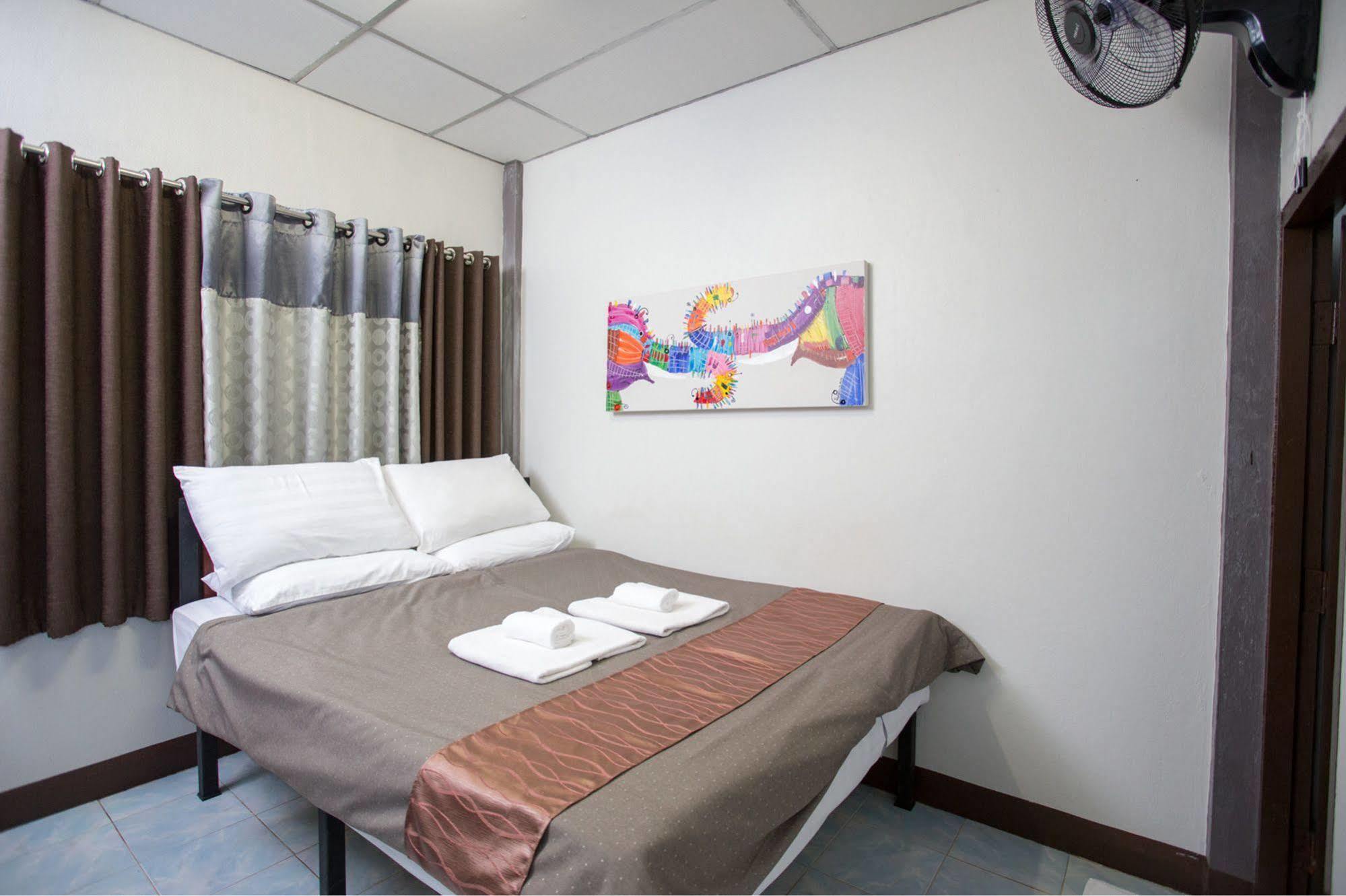 Zzhouse Hotel Chiang Mai Bagian luar foto