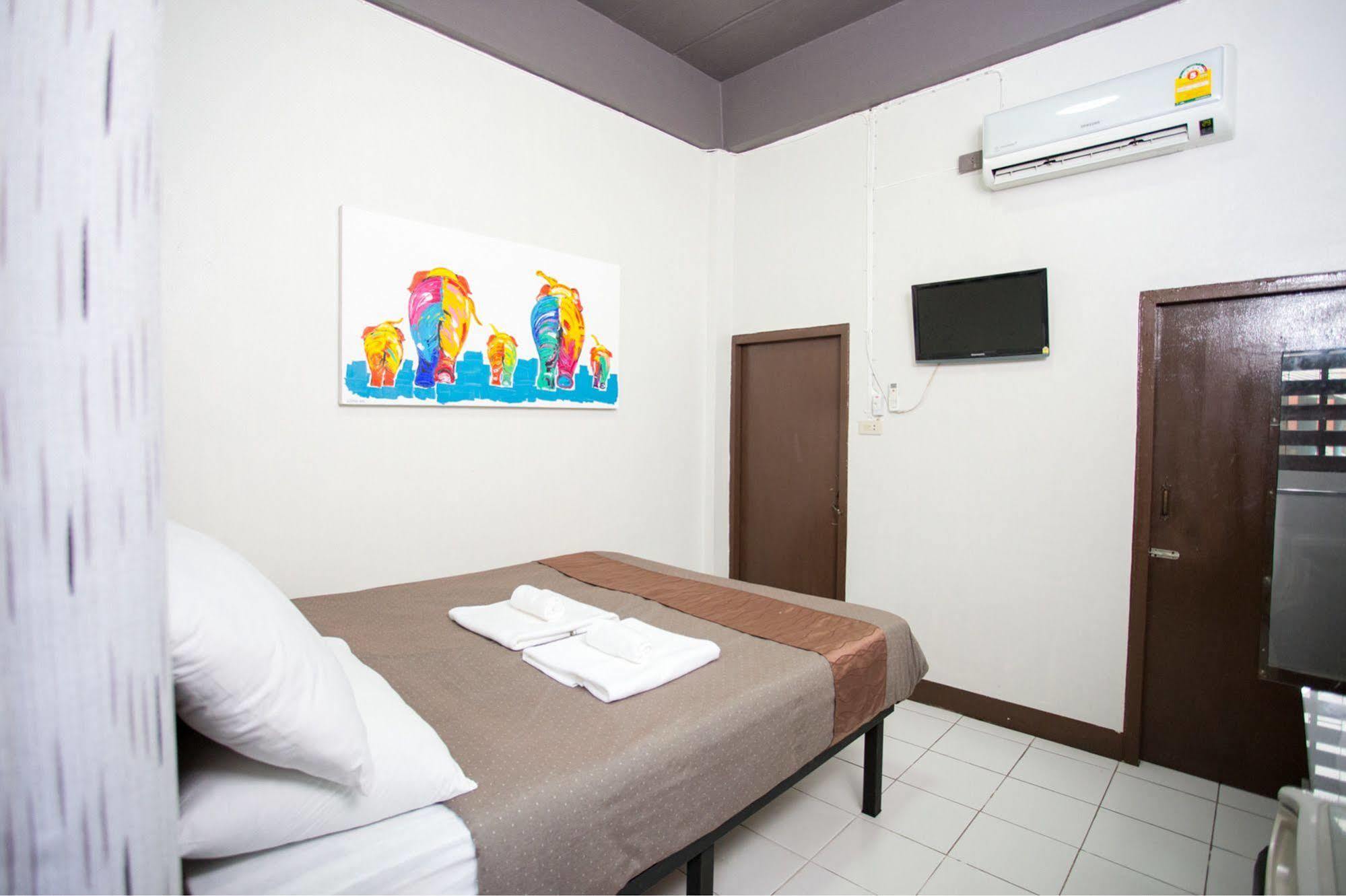 Zzhouse Hotel Chiang Mai Bagian luar foto
